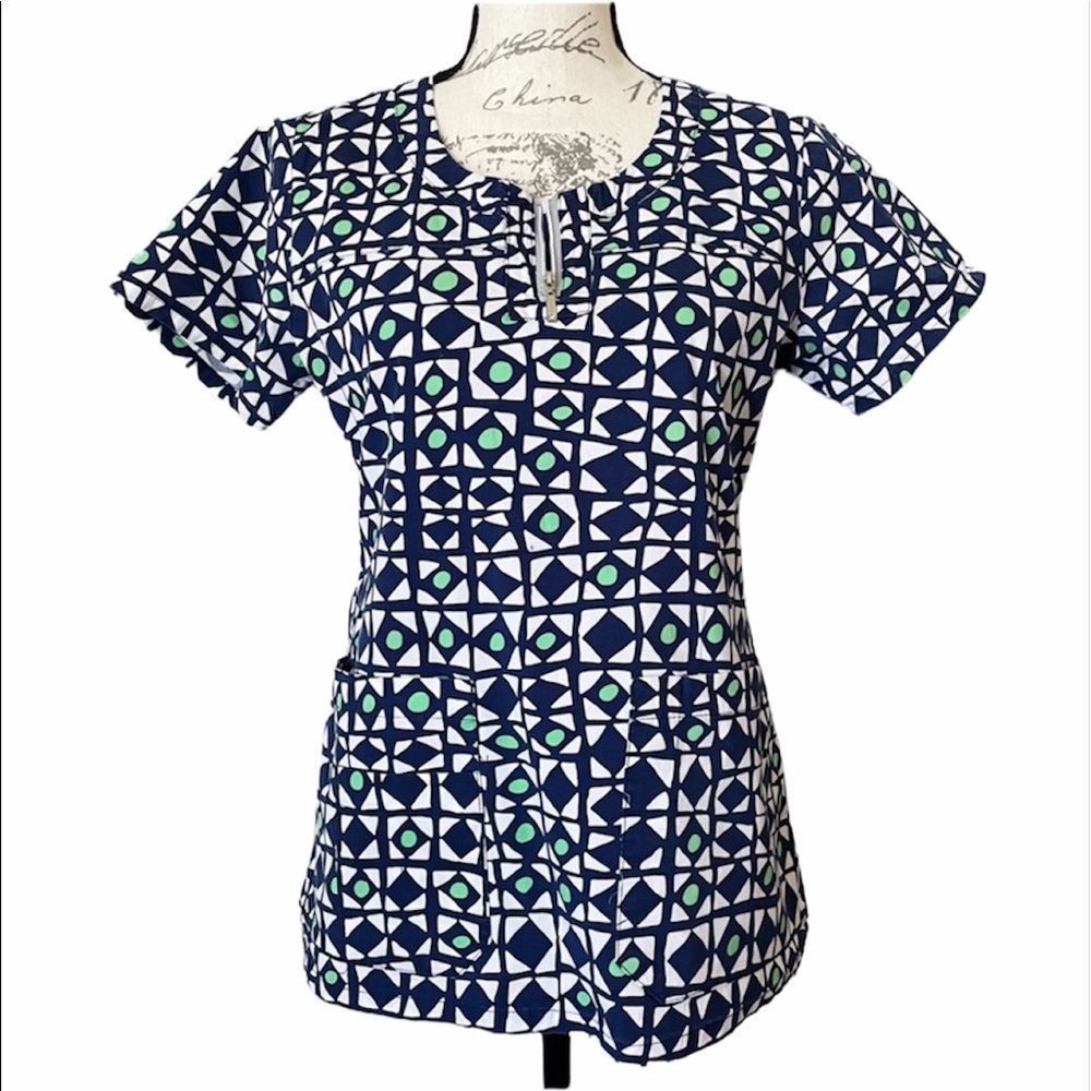 🌈⭐️ Mix & Match 5/$25 ⭐️🌈 NrG Geometrical design stretchy scrub top